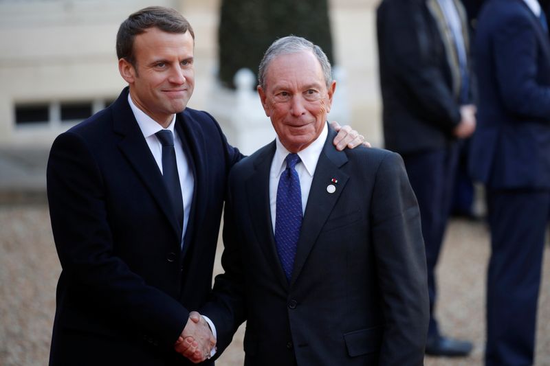 &copy; Reuters. FOTO DE ARCHIVO: El presidente francés Emmanuel Macron y  Michael Bloomberg en París, Francia, 12 de diciembre del  2017.  REUTERS/Philippe Wojazer
