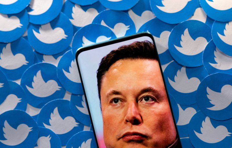 &copy; Reuters. Imagen de archivo ilustrativa de una imagen de Elon Musk en un teléfono inteligente colocado sobre logos impresos de Twitter