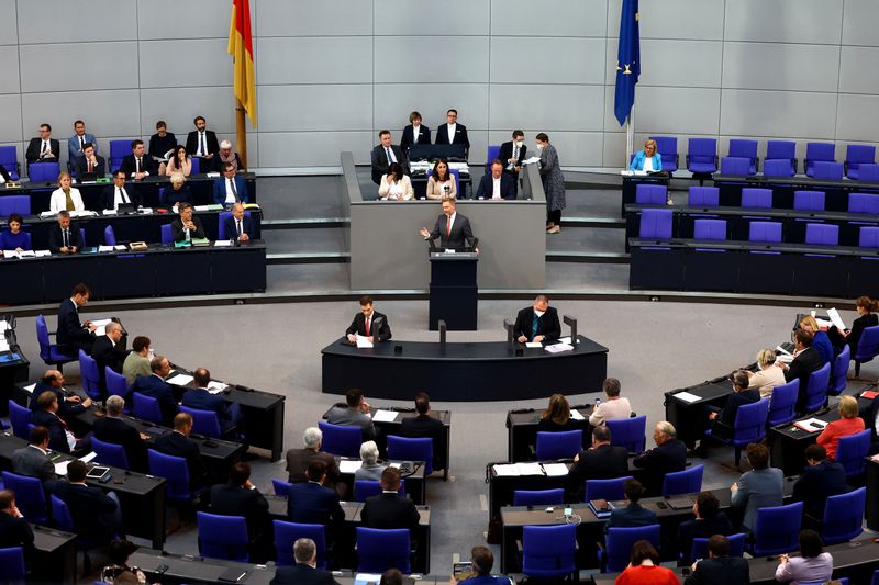 &copy; Reuters. La chambre basse du Parlement allemand a approuvé vendredi la création d'un budget spécial de Défense de 100 milliards d'euros annoncé par le chancelier Olaf Scholz à la suite de l'invasion de l'Ukraine par la Russie, une enveloppe destinée pour mo
