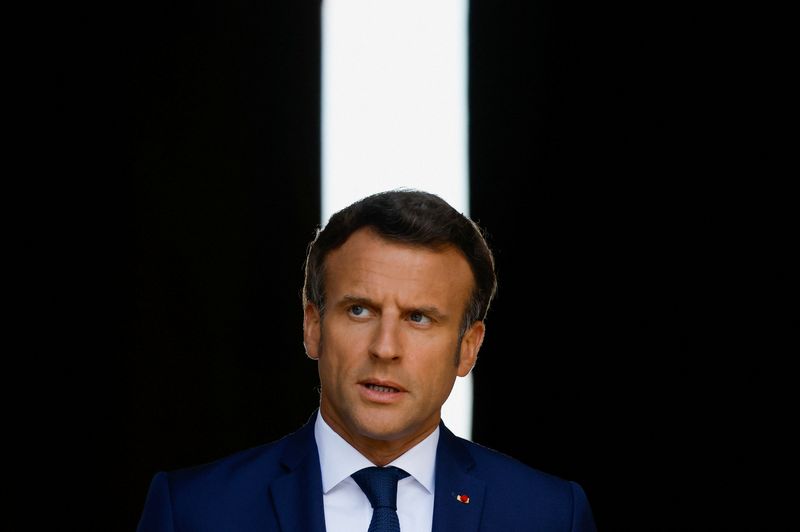 &copy; Reuters. Le président Emmanuel Macron a annoncé dans un entretien à plusieurs titres de la presse régionale diffusé vendredi qu'il voulait réunir un "Conseil national de la refondation" après les élections législatives afin de rassembler la France autour 