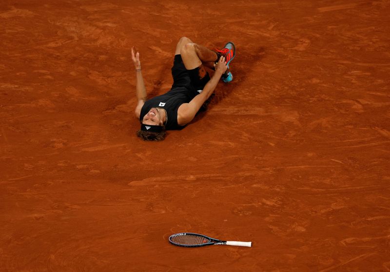 &copy; Reuters. Alexander Zverev de Alemania reacciona después de sufrir una lesión en el partido de semifinales del Abierto de Francia ante Rafael Nadal, en Roland Garros, París, Francia - Junio 3, 2022 REUTERS/Gonzalo Fuentes