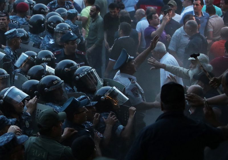 &copy; Reuters. محتجون خلال اشتباك مع أفراد من قوات الأمن في يريفان يوم الجمعة. صورة لرويترز. 