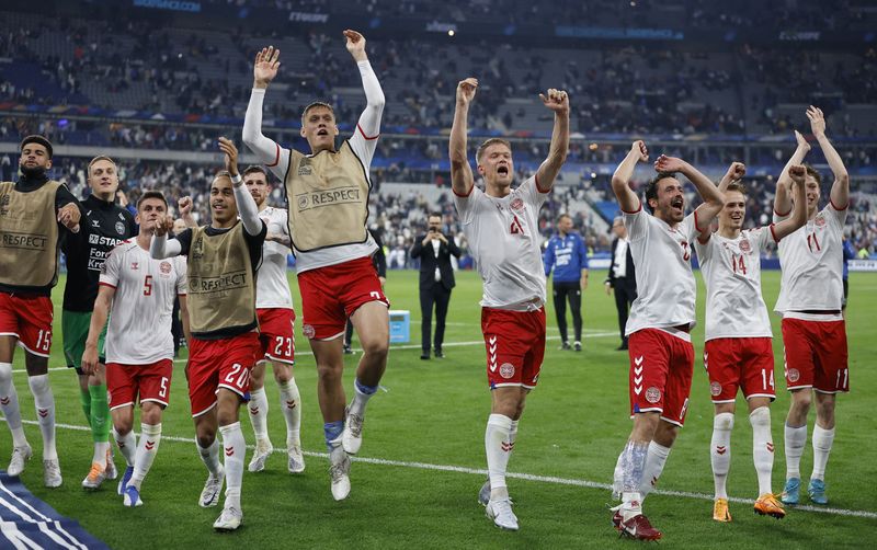 &copy; Reuters. لاعبون من منتخب الدنمرك يحتفلون بالفوز على فرنسا بدوري الأمم الأوروبية لكرة القدم يوم الجمعة. تصوير: كريستيان هارتمان - رويترز. 