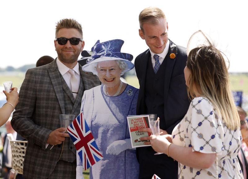 &copy; Reuters. الملكة إليزابيث في منتصف الصورة خلال مشاركتها في الاحتفالات في لندن يوم الجمعة. تصوير: بيتر تشيبورا - رويترز 