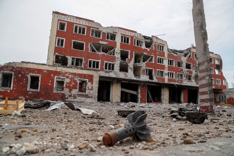 &copy; Reuters. منظر عام لمبنى مدمر جراء القصف الروسي لأوكرانيا في منطقة لوهانسك يوم الأول من يونيو حزيران 2022. تصوير: ألكسندر إرموشينكو - رويترز.