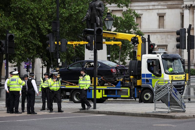 © Reuters. A police vehicle removes a car following a security incident near Trafalgar Square, as Queen Elizabeth's Platinum Jubilee celebrations continue, in London, Britain, June 4, 2022. REUTERS/Phil Noble