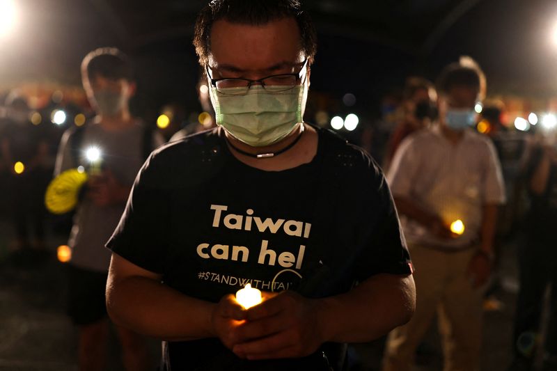 © Reuters. A man holds a candle as Taiwanese gather to commemorate the 33rd anniversary of Beijing's Tiananmen crackdown in Taipei, Taiwan June 4, 2022. REUTERS/Ann Wang