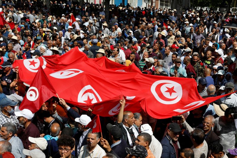 &copy; Reuters. محتجون يحملون العلم التونسي في مظاهرة ضد الرئيس قيس سعيد في العاصمة تونس يوم 15 مايو أيار 2022. تصوير: زبير السويسي - رويترز.
