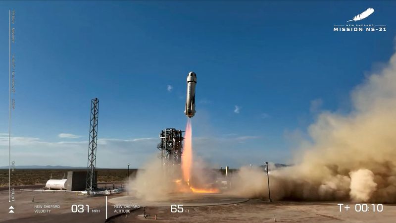 © Reuters. Jeff Bezos' space tourism venture Blue Origin launches its fifth crewed capsule mission from its base near Van Horn, Texas, U.S. June 4, 2022 in a still image from video. Blue Origin/Handout via REUTERS.  