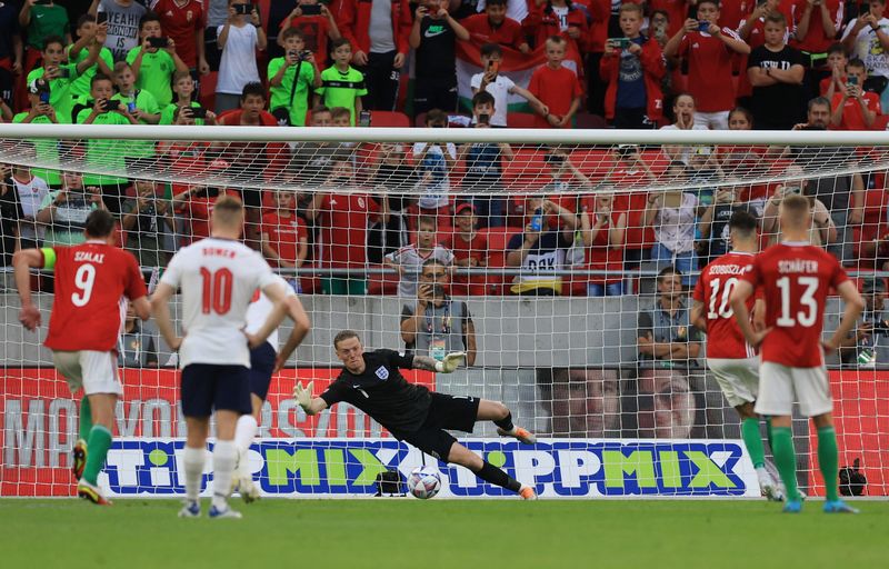 &copy; Reuters. دومينيك سوبوسلاي يسجل الهدف الأول لمنتخب المجر من ركلة جزاء في الشوط الثاني في مباراتها أمام إنجلترا في دوري الأمم الأوروبية لكرة القدم يوم