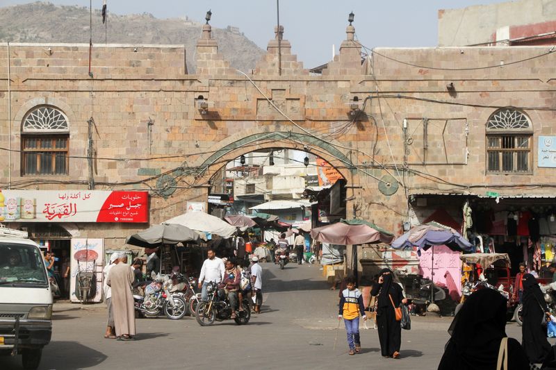 &copy; Reuters. أناس يعبرون بوابة السور القديم لمدينة تعز اليمنية يوم 24 مايو أيار 2022. تصوير: أنيس مهيوب - رويترز.