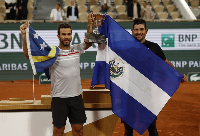 Salvadoreño Arévalo se convierte en primer centroamericano que gana un Grand Slam en París