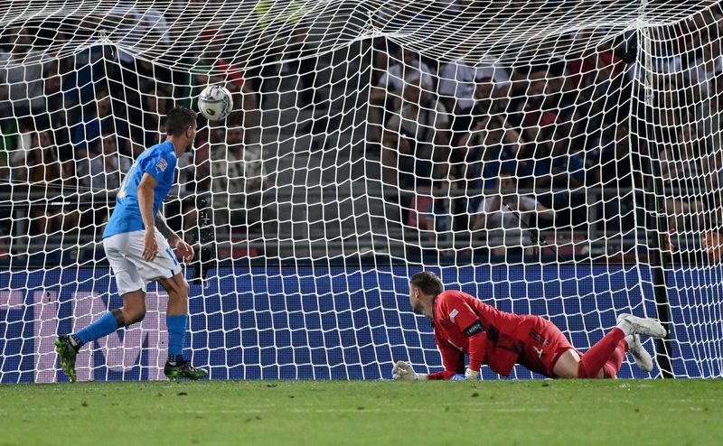 &copy; Reuters. لورينتسو بليجريني لاعب روما يسجل هدف منتخب إيطاليا في مباراتها أمام ألمانيا في دوري الأمم الأوروبية لكرة القدم يوم السبت. تصوير: ألبرتو لين