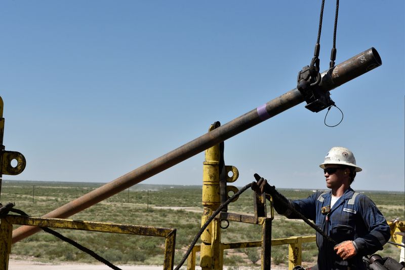 &copy; Reuters. 　米エネルギーサービス企業ベーカー・ヒューズの週間データによると、米国内の石油・天然ガス掘削リグ稼働数は前週から変わらずの７２７基だった。写真はべテキサス州パーミアン盆地