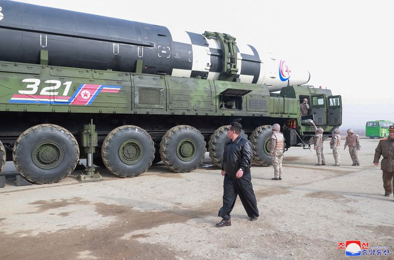 &copy; Reuters. 韓国軍は５日午前、北朝鮮が弾道ミサイル１発を東岸沖に向けて発射したと発表した。国営メディアによると、写真は大陸間弾道ミサイル（ＩＣＢＭ）を視察する金正恩総書記。３月２５日