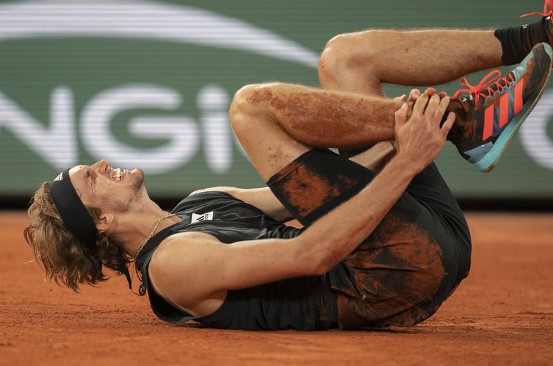 &copy; Reuters. 　テニスの四大大会第２戦、全仏オープンの男子シングルス準決勝で足を負傷し、途中棄権となったアレクサンダー・ズベレフは４日、同箇所の靱帯を断裂していたことを明かした。パリの