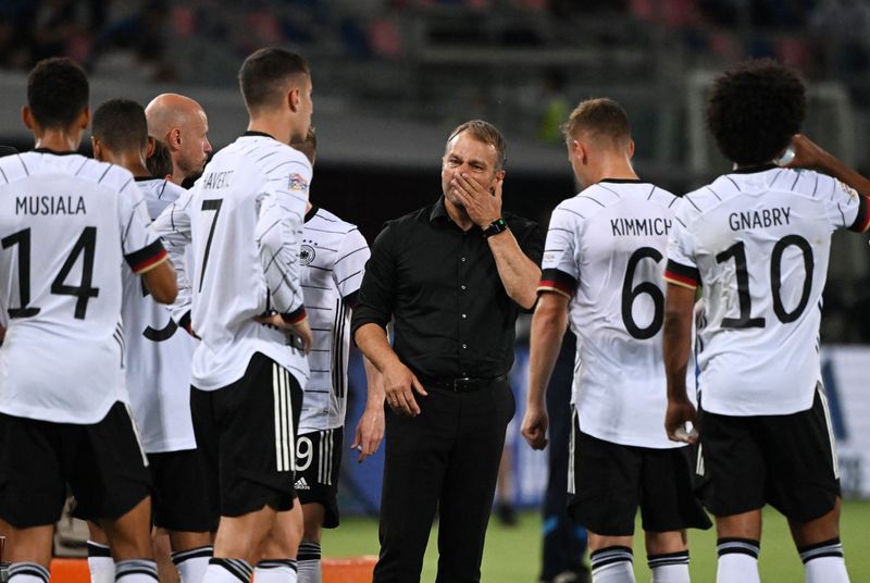 &copy; Reuters. 　サッカーのドイツ代表は４日、欧州ネーションズリーグの１次リーグでイタリアと１─１で引き分け、ハンジ・フリック監督（中央）就任後の無敗をキープした（２０２２年　ロイター）