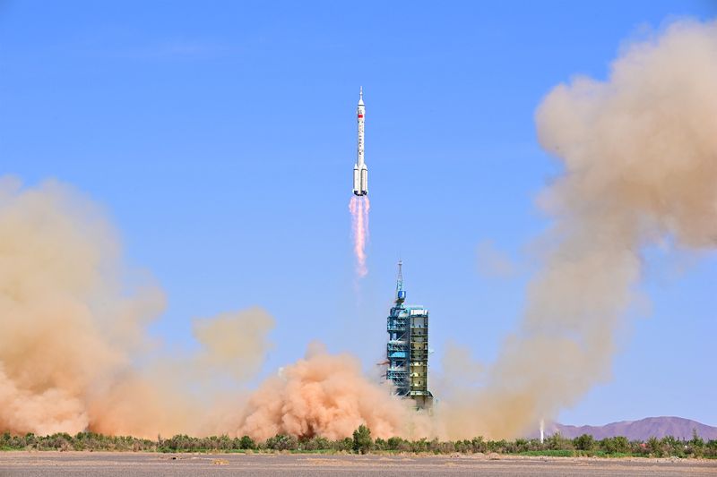 © Reuters. The Long March-2F carrier rocket, carrying the Shenzhou-14 spacecraft and three astronauts, takes off from Jiuquan Satellite Launch Center for a crewed mission to build China's space station, near Jiuquan, Gansu province, China June 5, 2022. cnsphoto via REUTERS   ATTENTION EDITORS - THIS IMAGE WAS PROVIDED BY A THIRD PARTY. CHINA OUT.