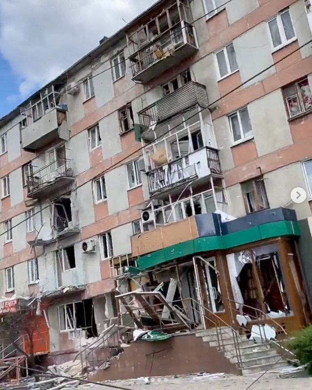 &copy; Reuters. منظر عام لمبنى مدمر نتيجة للقصف الروسي لأوكرانيا في سيفيرودونيتسك بمنطقة لوهانسك بأوكرانيا يوم 22 مايو أيار 2022. صورة لرويترز من مقطع مصور من 