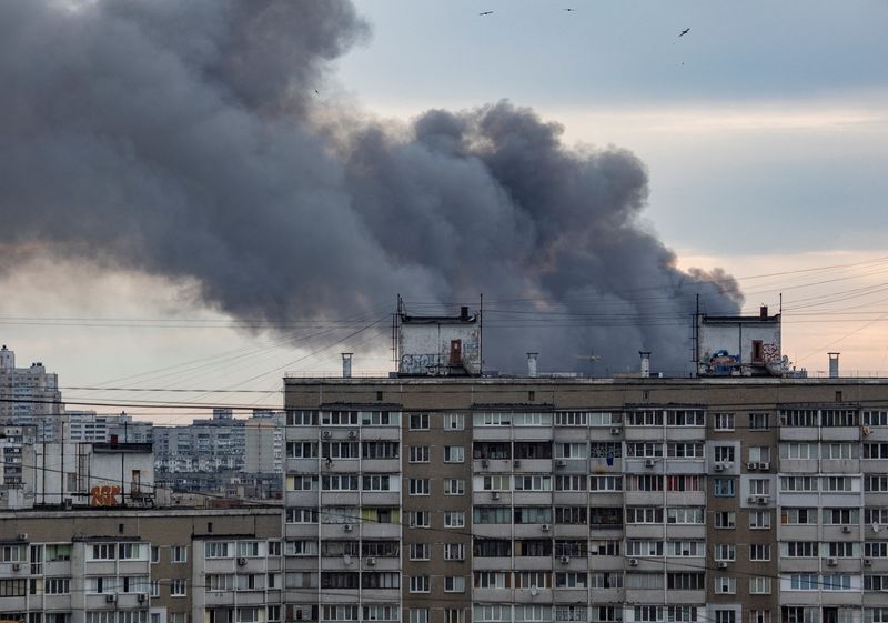 &copy; Reuters. Plusieurs explosions ont secoué la capitale ukrainienne Kyiv dimanche dans la matinée, a indiqué le maire de la ville Vitali Klitchko. /Photo prise le 5 juin 2022/REUTERS/Vladyslav Sodel