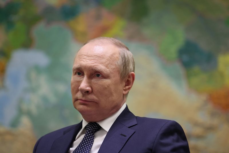 &copy; Reuters. Le président russe Vladimir Poutine a prévenu les pays occidentaux que la Russie frapperait de nouvelles cibles si les Etats-Unis commencent à fournir à l'Ukraine des missiles de longue portée, a rapporté dimanche l'agence de presse TASS. /Image dif