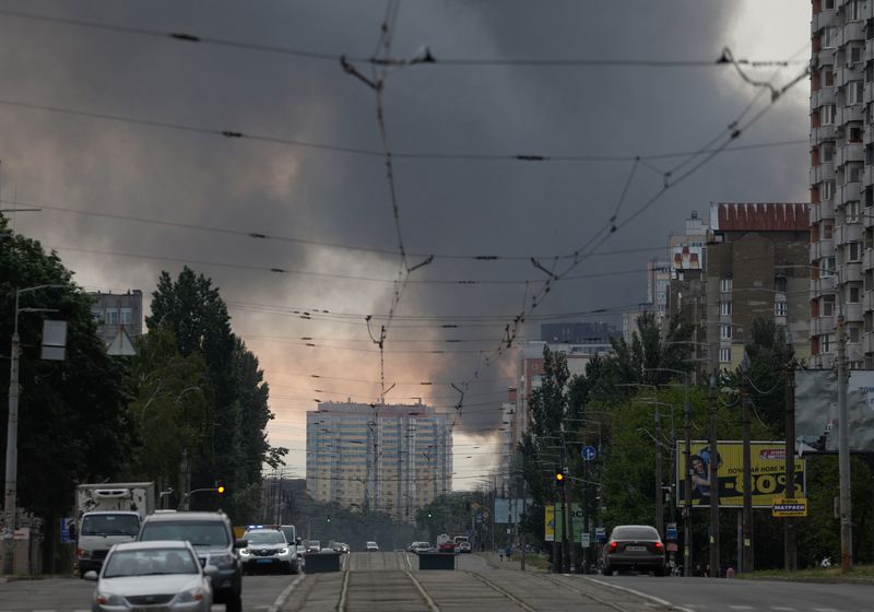 &copy; Reuters. A Kyiv. Epargnée pendant plus d'un mois, la capitale ukrainienne Kyiv a de nouveau été la cible de missiles russes dimanche matin tandis que sur le front est de l'Ukraine, les forces ukrainiennes ont repris la moitié de la ville industrielle de Sievie