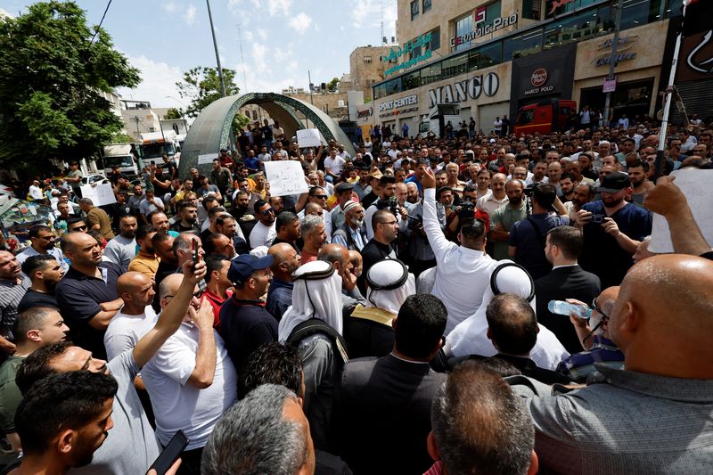 &copy; Reuters. فلسطينيون يرددون هتافات خلال احتجاج على ارتفاع الأسعار وسط مدينة الخليل في الضفة الغربية يوم الأحد. تصوير: موسى قواسمة - رويترز.