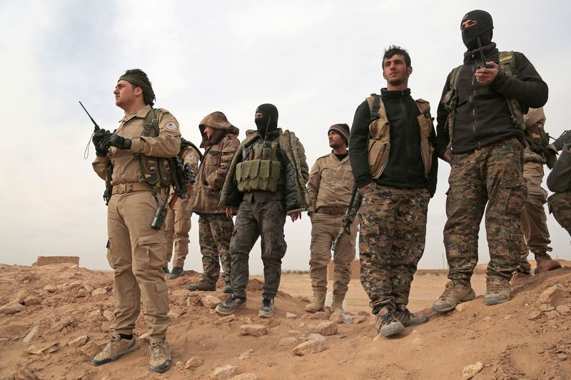 © Reuters. مقاتلو قوات سوريا الديمقراطية يتجمعون خلال هجوم في شمال محافظة الرقة في سوريا في صورة من أرشيف رويترز.