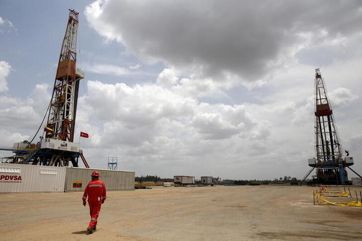 &copy; Reuters. Funcionário caminha perto de instalações de exploração de petróleo da companhia venezuelana PDVSA. 16/5/2015.. REUTERS/Carlos Garcia 