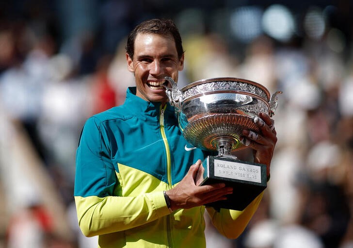 &copy; Reuters. Rafael Nadal mostra o troféu de sua vitória, a 14ª em Roland Garros, contra o norueguês Casper Ruud. 5/6/2022 Spain's  REUTERS/Benoit Tessier