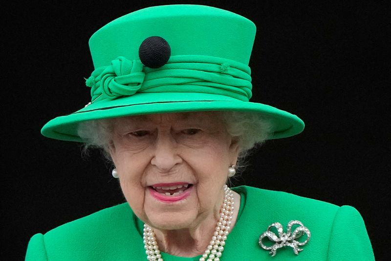 &copy; Reuters. Britain's Queen Elizabeth stands on the balcony during the Platinum Pageant, marking the end of the celebrations for the Platinum Jubilee of Britain's Queen Elizabeth, in London, Britain, June 5, 2022. Frank Augstein/Pool via REUTERS