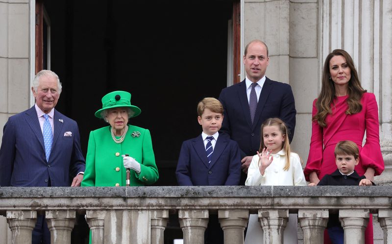 &copy; Reuters. الملكة إليزابيث تقف بين أفراد أسرتها من العائلة المالكة في بريطانيا في لندن يوم السبت لحضور احتفالات اليوبيل البلاتيني لجلوسها على العرش. ص