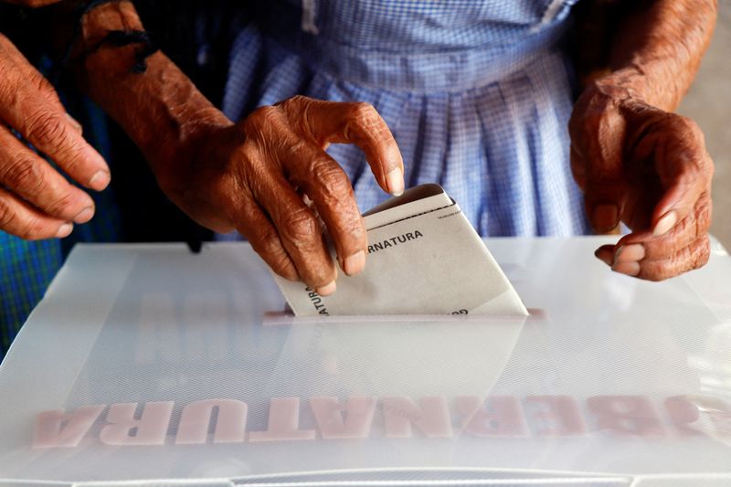 © Reuters. A woman casts her vote during the state elections, in Santa Maria Atzompa, in Oaxaca state, Mexico June 5, 2022. REUTERS/Jorge Luis Plata