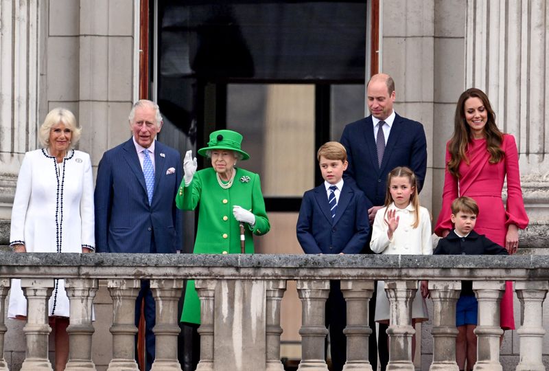 &copy; Reuters. الملكة إليزابيث بين أفراد أسرتها من العائلة المالكة يشاهدون يوم الأحد في لندن الاحتفالات باليوبيل البلاتيني لجلوس الملكة على العرش. صورة م