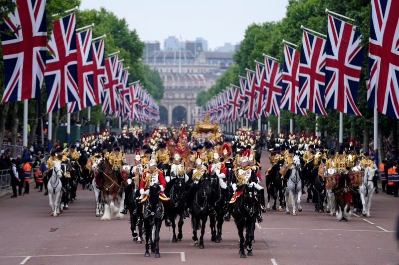 © Reuters. Soldiers parade outside Buckingham Palace during the Platinum Jubilee Pageant, marking the end of the celebrations for the Platinum Jubilee of Britain's Queen Elizabeth, in London, Britain, June 5. Frank Augstein/Pool via REUTERS