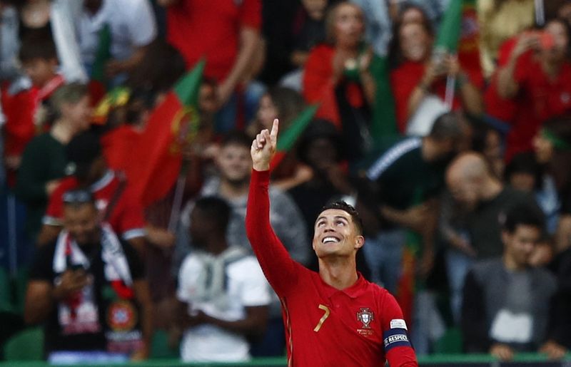 &copy; Reuters. نجم كرة القدم البرتغالي كريستيانو رونالدو يحتفل بإحرازه الهدف الثالث لمنتخب بلاده في شباك نظيره السويسري في دوري الأمم الأوروبية لكرة القد