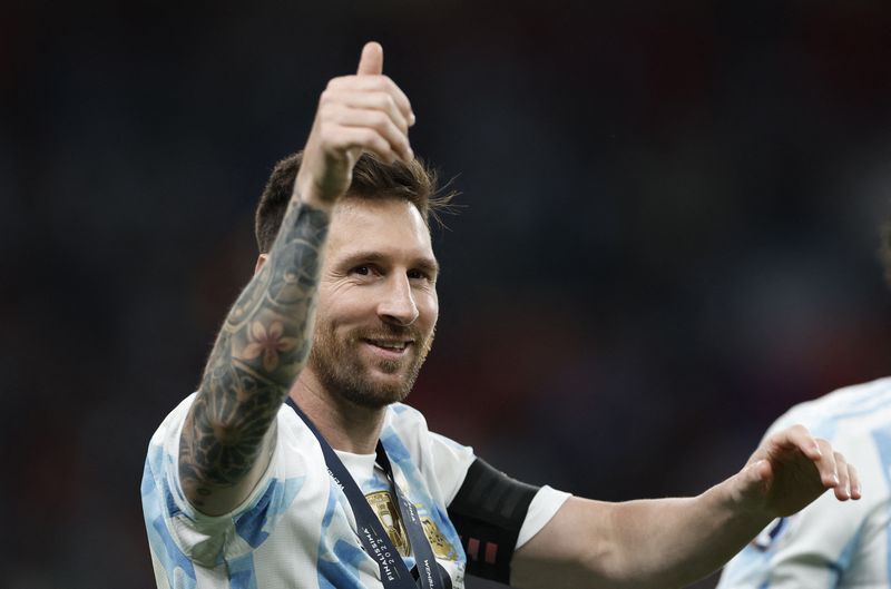 &copy; Reuters. نجم كرة القدم الأرجنتيني ليونيل ميسي يحتفل بعد فوز منتخب بلاده على نظيره الإيطالي وإحرازه لقب كأس الأبطال لكرة القدم في الأول من يونيو حزير