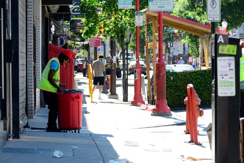 &copy; Reuters. Un hombre del equipo de limpieza barre la calle después de un letal tiroteo, en South Street en Filadelfia, Pensilvania, Estados Unidos. 5 de junio, 2022. REUTERS/Bastiaan Slabbers