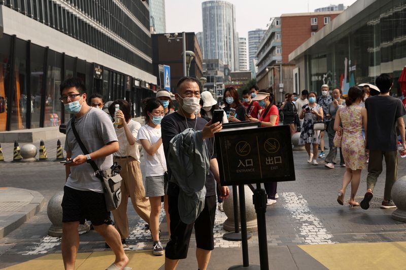 &copy; Reuters.   ６月５日、北京市は新型コロナウイルスの規制をさらに緩和し、市内の大部分の地域で飲食店での店内飲食を解禁する。写真は３日、北京の商業施設で撮影（２０２２年　ロイター/Tingshu W