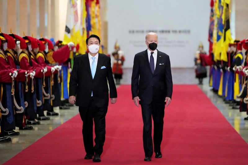 © Reuters. الرئيس الأمريكي جو بايدن ونظيره الكوري الجنوبي يون سوك يول في سول يوم 21 مايو أيار 2022. صورة لرويترز من ممثل لوكالات الأنباء.