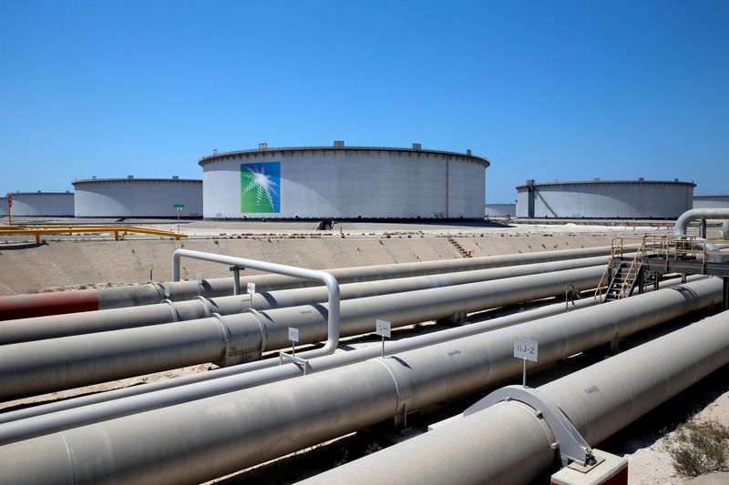 &copy; Reuters. FILE PHOTO: General view of Aramco tanks and oil pipe at Saudi Aramco's Ras Tanura oil refinery and oil terminal in Saudi Arabia May 21, 2018. REUTERS/Ahmed Jadallah/File Photo