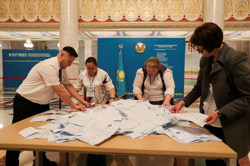 &copy; Reuters. أعضاء مفوضية انتخابات محلية يعدون أوراق الاقتراع في مركز اقتراع بنور سلطان يوم الأحد. تصوير: بافل ميخاييف - رويترز