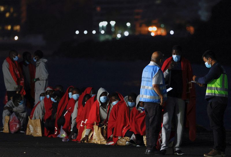 &copy; Reuters. 　６月４日、欧州で移民の主要経路となっている地中海沿岸諸国は、今年は１５万人以上の移民が到着するとの見通しを示した。写真はグラン・カナリア島のアルグイネグイン港に到着した