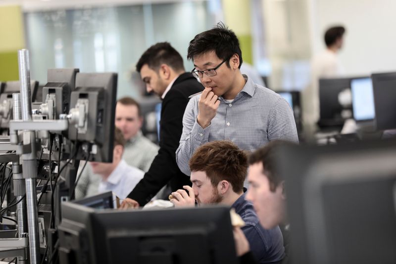 &copy; Reuters. Les principales Bourses européennes sont attendues en léger rebond lundi. D'après les premières indications disponibles, le CAC 40 parisien devrait ouvrir en progression de 0,52%, le Dax à Francfort en hausse de 0,69, tandis que le FTSE à Londres po