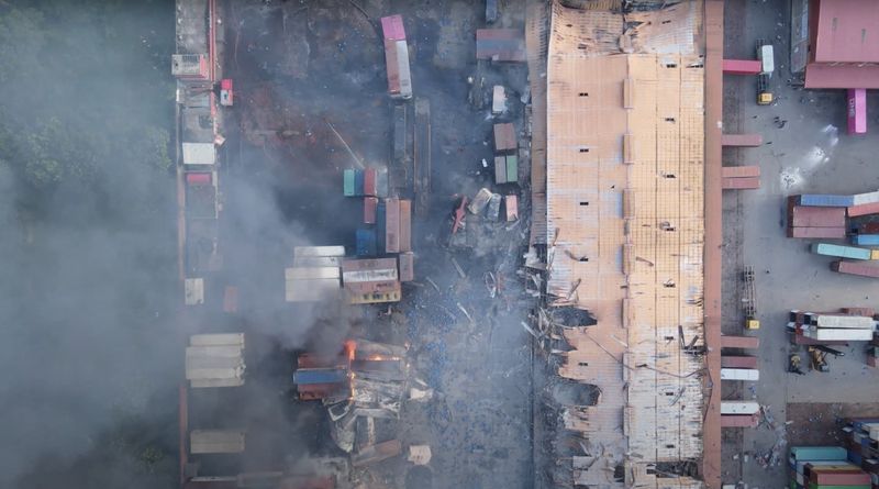 &copy; Reuters. Las imágenes de un dron muestran el humo que se eleva desde el lugar después de que se produjera un incendio masivo en un depósito de contenedores interiores en Sitakunda, cerca de la ciudad portuaria de Chittagong, Bangladés. 5 de junio de 2022, en e
