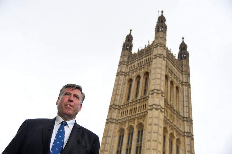 &copy; Reuters. El diputado conservador británico Graham Brady habla con los medios de comunicación tras el anuncio de la moción de censura, a las puertas del Parlamento en Londres, Reino Unido. 6 de junio de 2022. REUTERS/Toby Melville