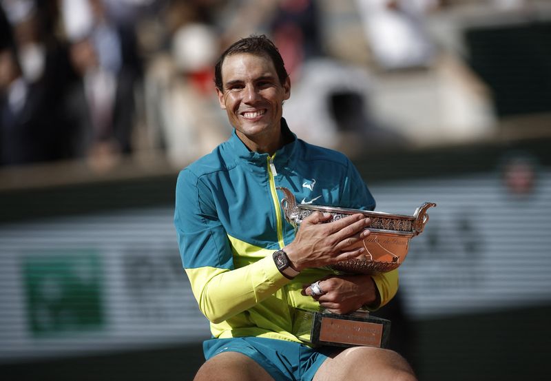 &copy; Reuters. El español Rafael Nadal posa con el trofeo tras ganar la final de individuales masculinos contra el noruego Casper Ruud en el Abierto de Francia - Roland Garros, París, Francia - 5 de junio de 2022. REUTERS/Benoit Tessier