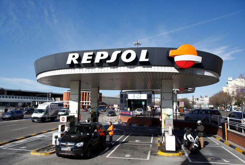 © Reuters. FILE PHOTO: A view of  a Repsol petrol station in Madrid, Spain, March 3, 2016. REUTERS/Paul Hanna/File Photo