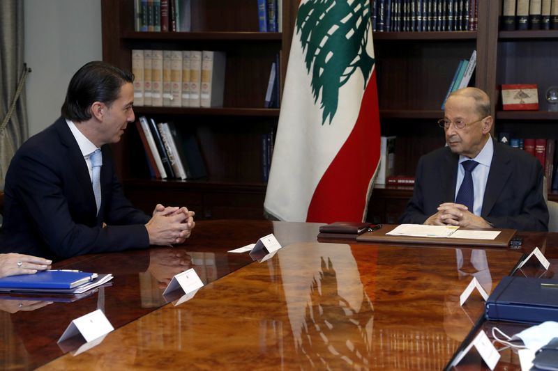 &copy; Reuters. FOTO DE ARCHIVO: El presidente de Líbano, Michel Aoun, se reúne con el enviado especial de Estados Unidos para asuntos energéticos, Amos Hochstein, en el palacio presidencial de Baabda, Líbano, 20 de octubre de 2021. REUTERS/Dalati Nohra