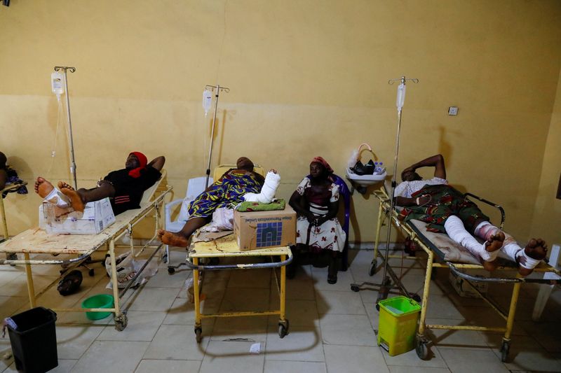 &copy; Reuters. Victims of the attack by gunmen during a Sunday mass service, receive treatment at the Federal Medical Centre in Owo, Ondo, Nigeria, June 6, 2022. REUTERS/Temilade Adelaja